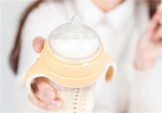 奶粉冲泡有结块宝宝还能喝吗 宝宝奶粉结块是什么原因