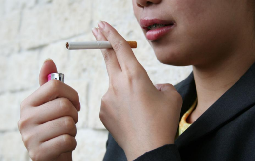 孕期怎么减少二手烟的危害 孕期吸烟对胎儿的影响