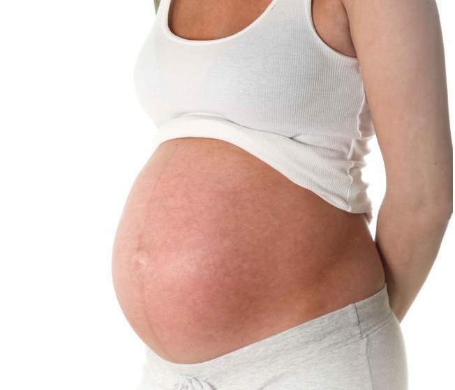 怀孕肚脐变黑有条线是什么 怀孕肚脐为什么会变黑