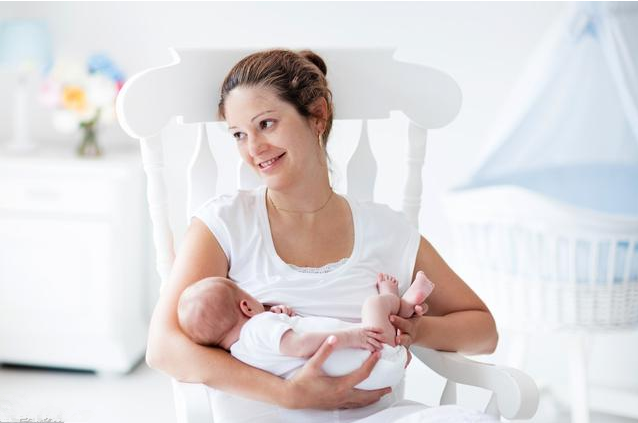 哺乳期乳房一边大一边小怎么回事 哺乳期大小奶怎么改善