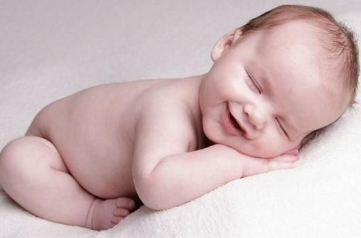 宝宝吃奶的量少怎么办 宝宝特别爱睡怎么办