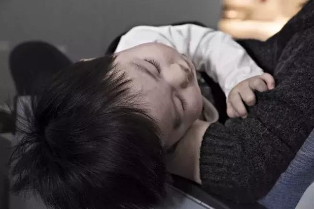怎么纠正宝宝抱睡的习惯 宝宝喜欢抱睡的原因