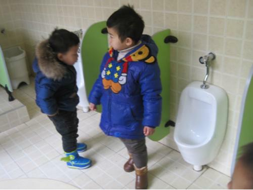 宝宝为什么不愿意在幼儿园上厕所 宝宝不愿意在幼儿园上厕所怎么办